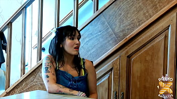 Tutty brune sublime se régale avec cette bite