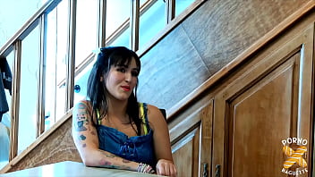 Tutty brune sublime se régale avec cette bite