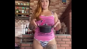 Cozinhando na lenha só de calcinha