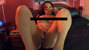 Influencer madura latina es entrevistada por un pajero universitario y se pone toda cachonda