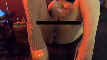 Influencer madura latina es entrevistada por un pajero universitario y se pone toda cachonda