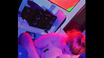 Gamer stepbrother plays ps5 and his kinky stepsister distracts him with her cock familly relationship