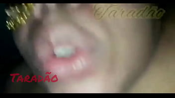 Puta safada gemendo e gozando pelo cu