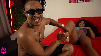 Nego catra metendo com muita vontade na buceta da gostosa vicky menage o tesão era muito e ele meteu com muita vontade e força na bucetinha da pretinha gostosa e no final gozou na boca dela