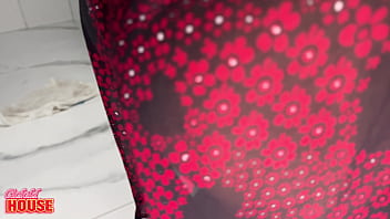 Essa morena novinha adora trepar com o namorado corno e outro macho