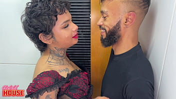 Essa morena novinha adora trepar com o namorado corno e outro macho