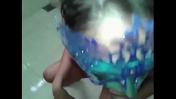 Coroa ninfomaníaca tomando várias gozadas na boca ela adora tomar porra dos amantes