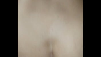 Llenando de leche un culo