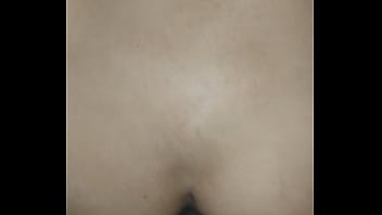 Llenando de leche un culo