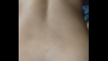 Llenando de leche un culo