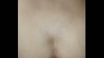 Llenando de leche un culo