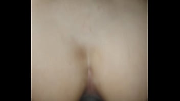 Llenando de leche un culo