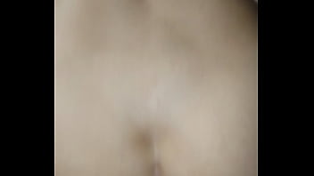 Llenando de leche un culo