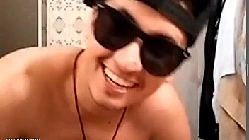 Novinho Bundudo Tomando Banho Na Cam thumbnail