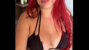 Ela era casada mas no quarto se ajoelhou pro vizinho