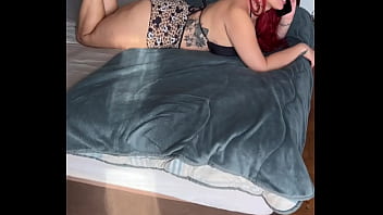 Ela era casada mas no quarto se ajoelhou pro vizinho