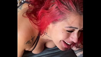 Ela era casada mas no quarto se ajoelhou pro vizinho