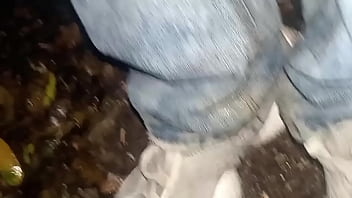Pantalones orinados con pañal de tela y dos deliciosos orgasmos con pajita de noche lluviosa