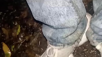 Pantalones orinados con pañal de tela y dos deliciosos orgasmos con pajita de noche lluviosa