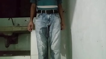 Pantalones orinados con pañal de tela y dos deliciosos orgasmos con pajita de noche lluviosa