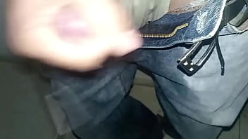 Pantalones orinados con pañal de tela y dos deliciosos orgasmos con pajita de noche lluviosa