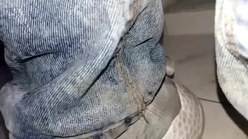 Pantalones orinados con pañal de tela y dos deliciosos orgasmos con pajita de noche lluviosa