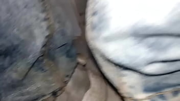 Pantalones orinados con pañal de tela y dos deliciosos orgasmos con pajita de noche lluviosa