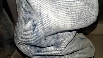 Pantalones orinados con pañal de tela y dos deliciosos orgasmos con pajita de noche lluviosa