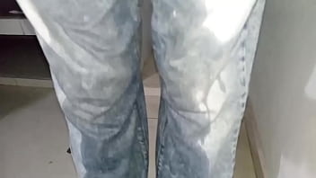 Pantalones orinados con pañal de tela y dos deliciosos orgasmos con pajita de noche lluviosa