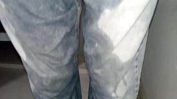 Pantalones orinados con pañal de tela y dos deliciosos orgasmos con pajita de noche lluviosa