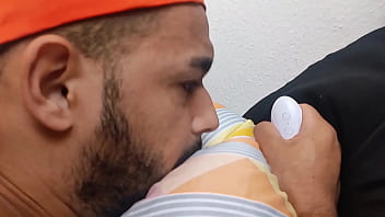 O parceiro me deu brinquedão pra brincar e depois meter o pau dentro