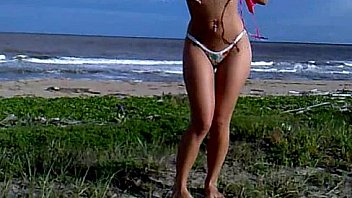 Loira gostosa pelada na praia