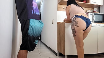 Sexo arriscado com amigo do meu marido não resisti ver o seu pau ereto