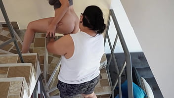 Follando en la escalera de la recesión con madurita