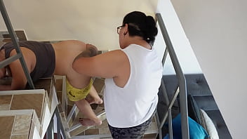 Follando en la escalera de la recesión con madurita