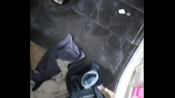 Tocándome mientras me baño