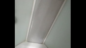 Tocándome mientras me baño