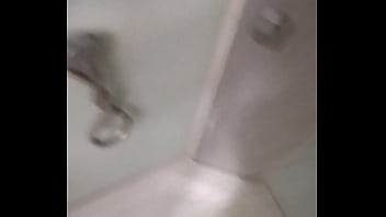 Tocándome mientras me baño