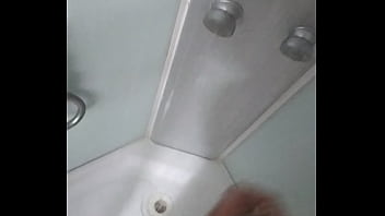 Tocándome mientras me baño