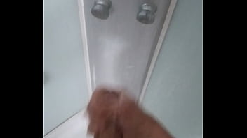 Tocándome mientras me baño