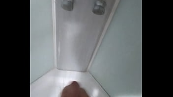 Tocándome mientras me baño