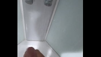 Tocándome mientras me baño