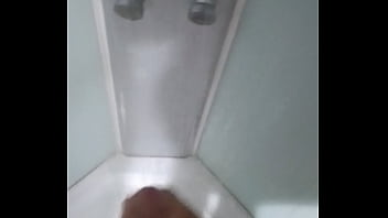 Tocándome mientras me baño