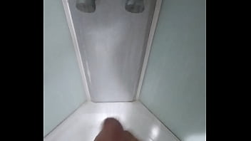 Tocándome mientras me baño