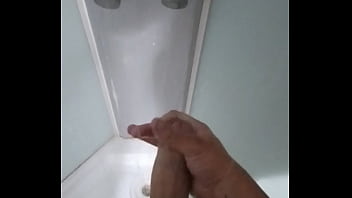 Tocándome mientras me baño