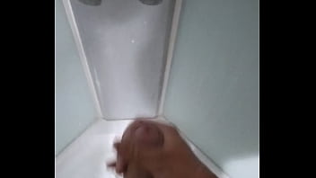 Tocándome mientras me baño