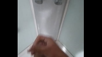 Tocándome mientras me baño