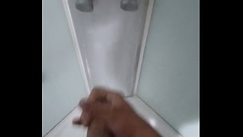 Tocándome mientras me baño