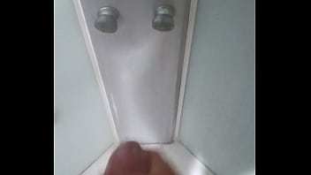 Tocándome mientras me baño