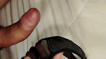Bati uma punheta com a calcinha da minha madrasta e fui pego ele colocou a calcinha para sentir a porra